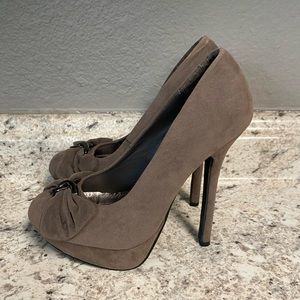 ⭐️3 for $15 Sugar House suede 3.5 in heels with original box in size 6